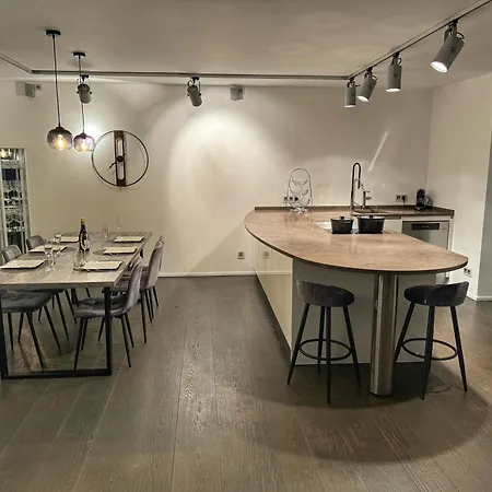 4 Mit Balkon Apartment